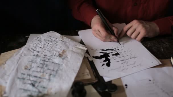 Καλλιτέχνης γράφοντας ένα γράμμα - Πλάνα, βίντεο