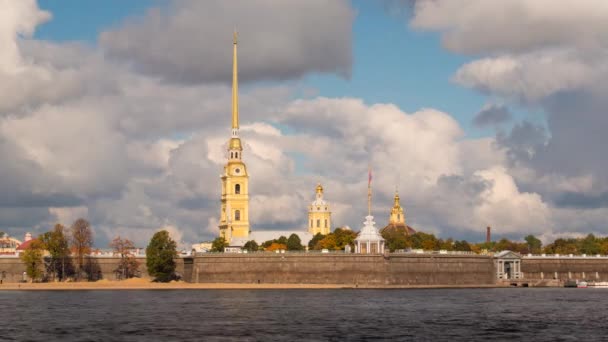 ネヴァ川沿いにペトロパヴロフスク要塞 - 映像、動画