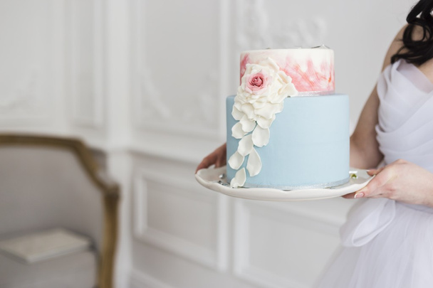 Bride holding a beautiful wedding cake - Zdjęcie, obraz