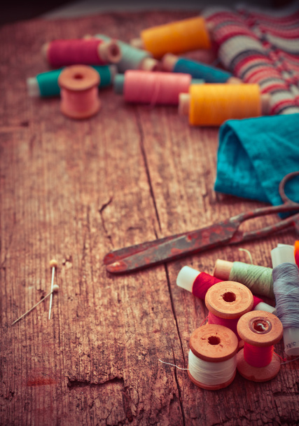Scissors, bobbins with thread and needles - Foto, afbeelding