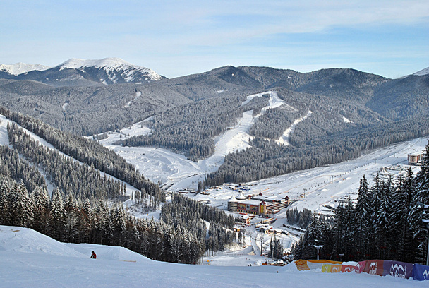 Skigebiet Bukovel in den ukrainischen Karpaten - Foto, Bild