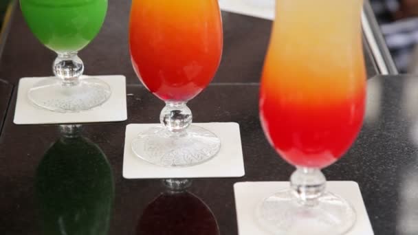 Cocktails Singapour Sling au Long Bar
 - Séquence, vidéo