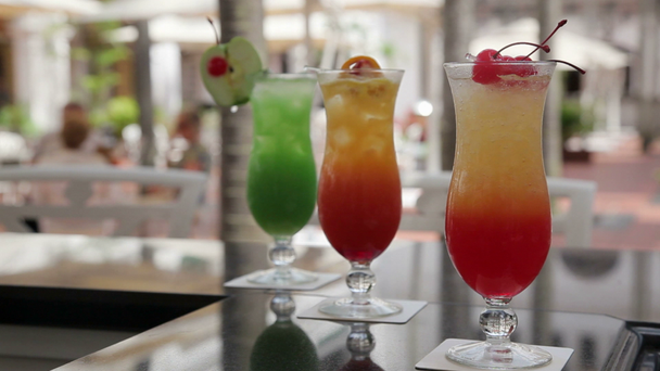 Singapur Sling Cocktails en el Long Bar
 - Imágenes, Vídeo