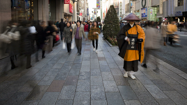 Shinto pap keres adományokat, Tokió - Felvétel, videó