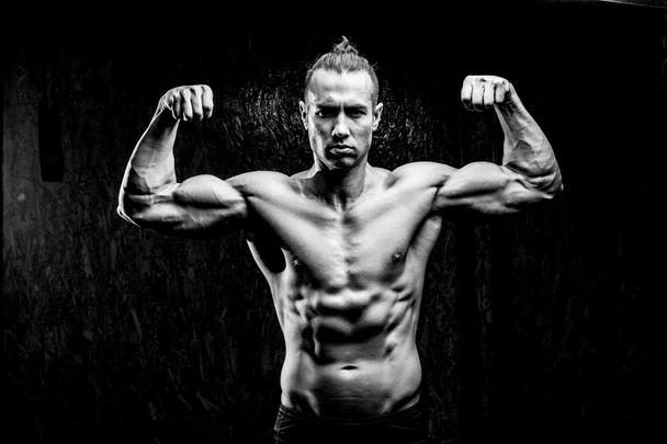 Young muscular man in gym - Foto, imagen