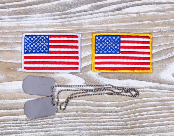 Małe poprawki flaga Usa i wojskowych Id Tagi na rustykalne biały drewno - Zdjęcie, obraz