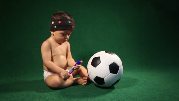 dziecko gry w piłkę - Materiał filmowy, wideo