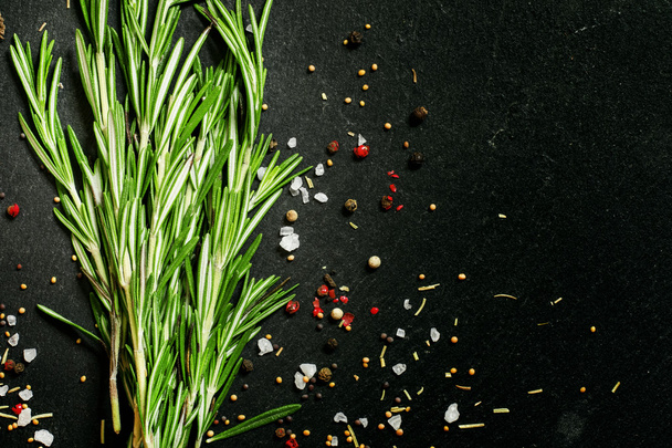 Alecrim fresco, especiarias, sal marinho, sementes de mostarda
 - Foto, Imagem