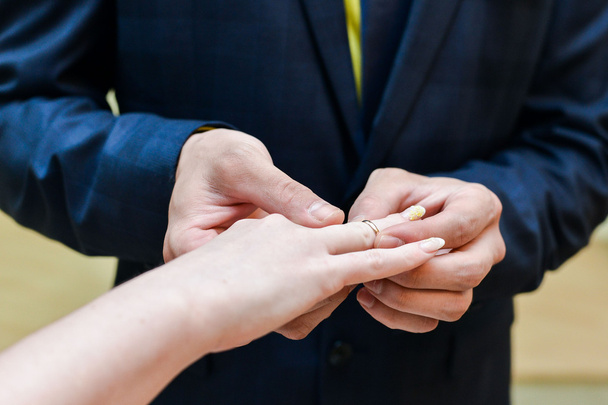Ona evlilik yüzüğü tak - Fotoğraf, Görsel
