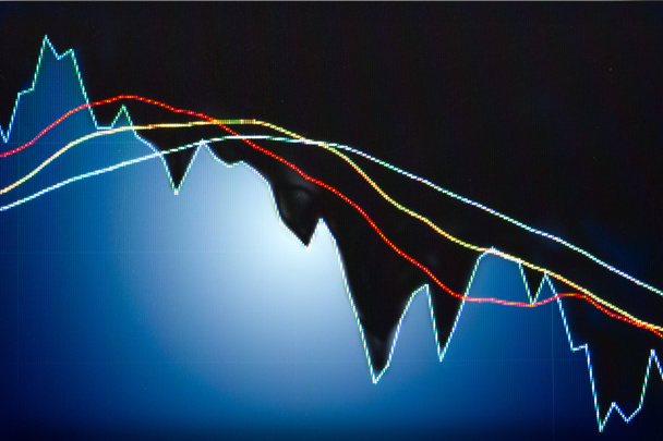 Χρηματοοικονομικά δεδομένα σε μια οθόνη, διάγραμμα κερί ραβδί της χρηματιστηριακής αγοράς , - Φωτογραφία, εικόνα