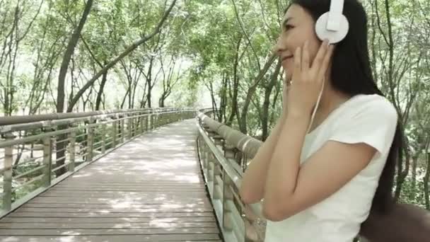 woman listening to music - Filmati, video