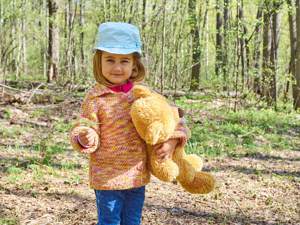  dívka s Medvídek dává žlutý květ.  - Fotografie, Obrázek