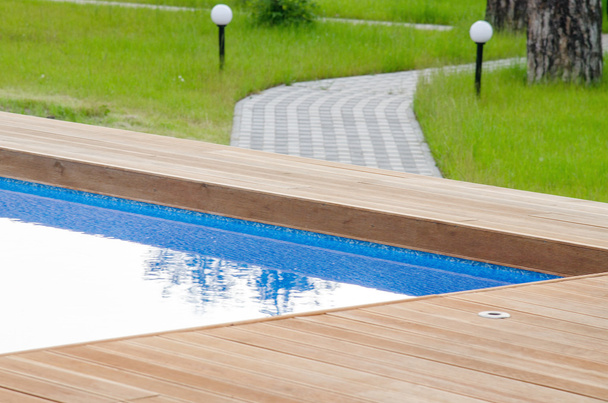 Plavecký bazén a dřevěná paluba - Fotografie, Obrázek