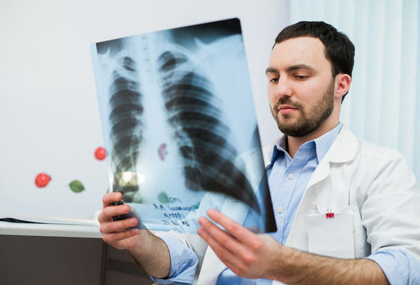 portrait rapproché du médecin regardant la radiographie pulmonaire dans son bureau
 - Photo, image
