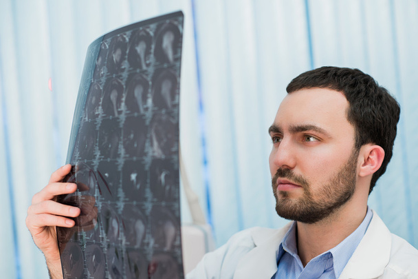 Arzt schaut sich Mammografie in seinem Büro an - Foto, Bild