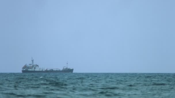 Σκάφος μεταφοράς που κινείται στη φουρτουνιασμένη θάλασσα. Υπηρεσίες μεταφορά εμπορικών φορτίων - Πλάνα, βίντεο