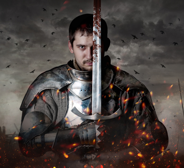 Ritter mit Schwert auf dem Schlachtfeld - Foto, Bild