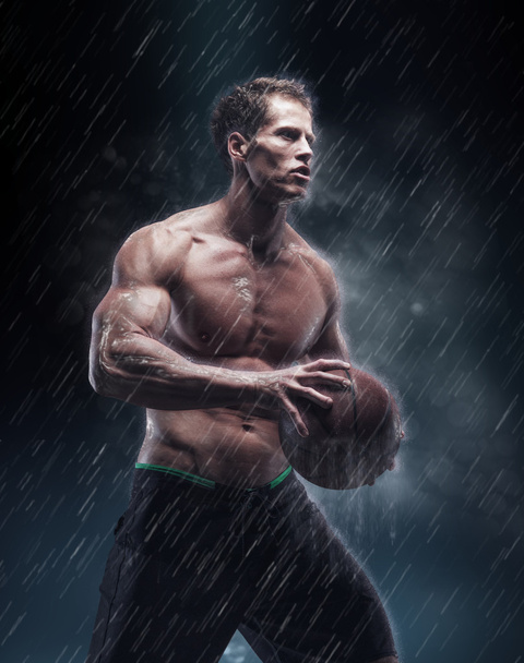 jogador de basquete molhado sem camisa
 - Foto, Imagem