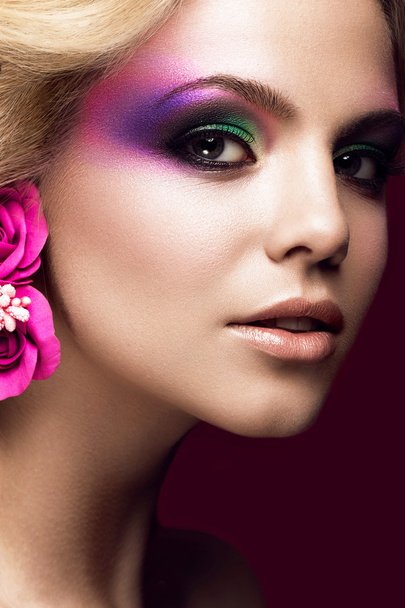 Hermosa joven rubia con maquillaje creativo color y flo
 - Foto, Imagen