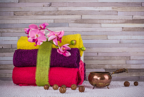 Pacote de toalhas e nozes de macadâmia
 - Foto, Imagem
