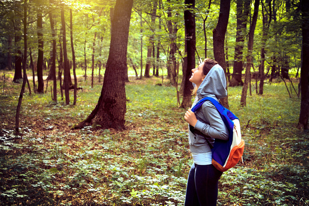 Onnellinen tyttö menee metsän läpi
 - Valokuva, kuva