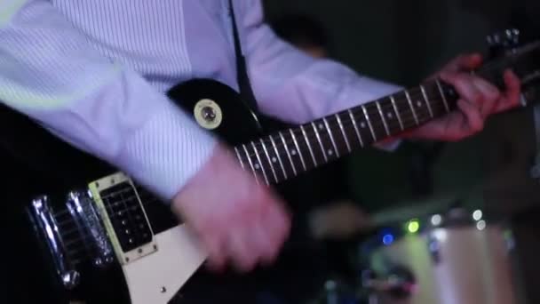 Mężczyzna gra gitara elektryczna w pubie - Materiał filmowy, wideo