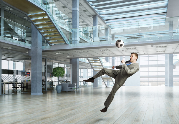 Playing ball in office - Foto, afbeelding