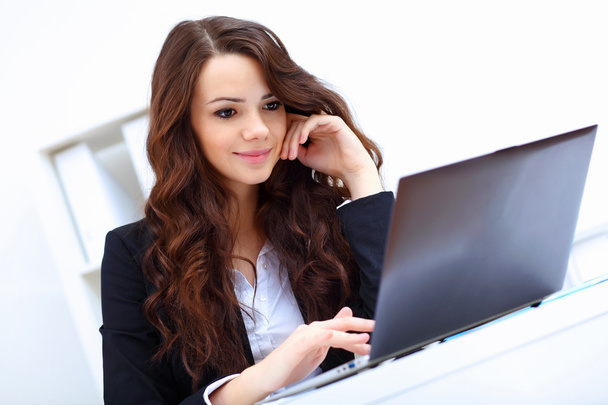 Jeune busines femme avec ordinateur portable
 - Photo, image
