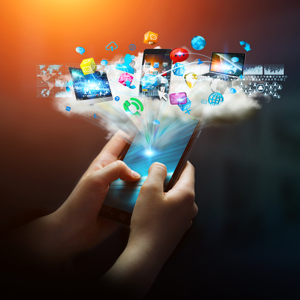 Businesswoman conectado dispositivos de tecnologia e ícones aplicações com
 - Foto, Imagem