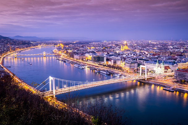 Budapest schemer genomen van Gellert Hill, Hongarije - Foto, afbeelding