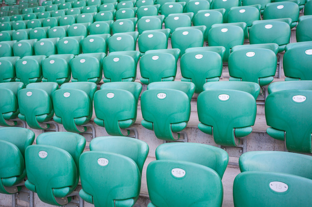Vihreä muovi istuimet modernilla stadionilla
 - Valokuva, kuva