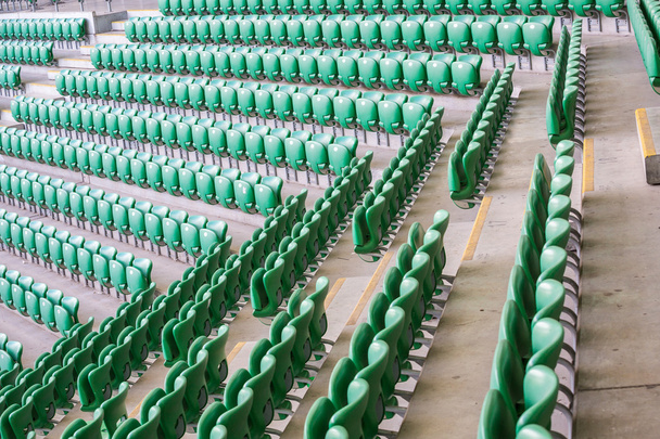 Зеленые пластиковые сиденья на современном стадионе
 - Фото, изображение
