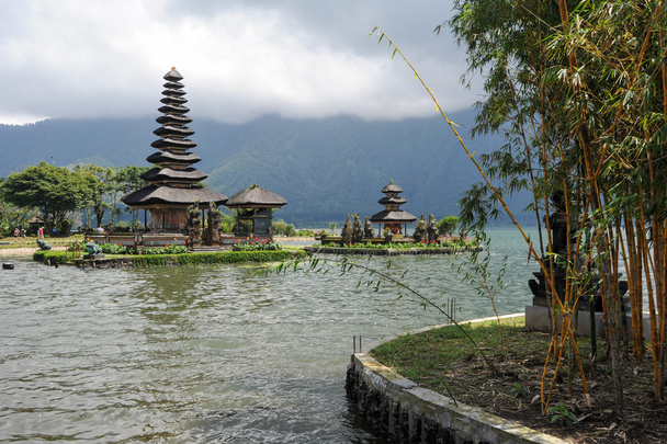 Pura Ulun Danu Bratan temple sur le lac à Bedugul
 - Photo, image