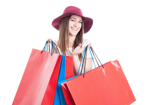 Retrato de elegante comprador sosteniendo coloridas bolsas de compras y s
 - Foto, Imagen