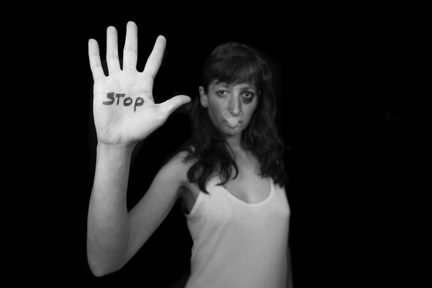 Állítsa le a nők elleni erőszak. Nő száját zárva javítás által egy - Fotó, kép