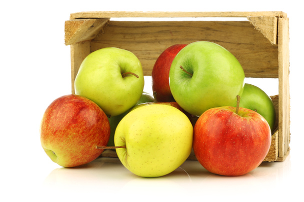 Surtido de manzanas frescas en una caja de madera
 - Foto, imagen