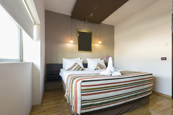 Egy modern hotel hálószobájának belseje  - Fotó, kép