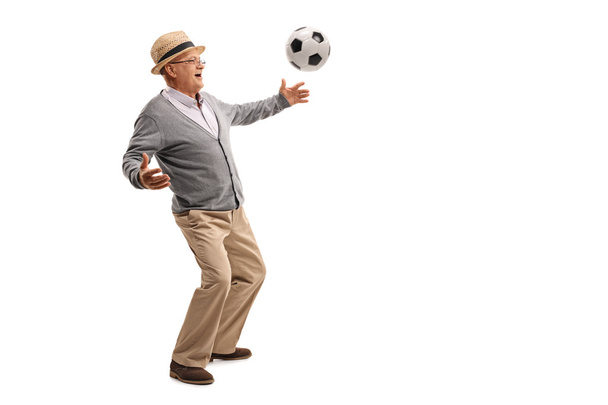 Senior gentleman giocare a calcio
  - Foto, immagini