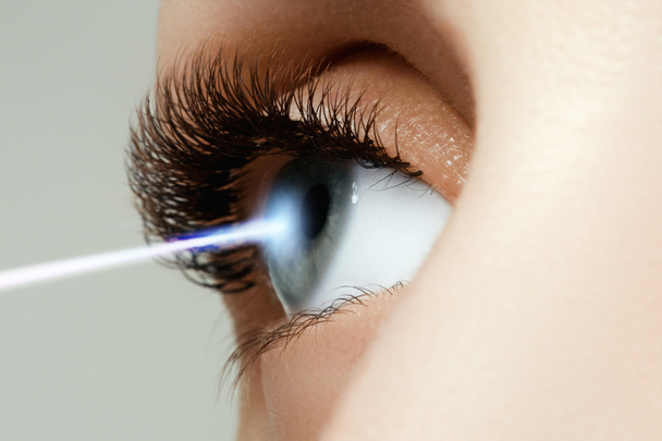Laser-Sehkorrektur. Frauenauge. menschliches Auge. Frauenauge mit Laserkorrektur. Sehkraft-Konzept. Zukunftstechnologie, Medizin und Vision - Foto, Bild