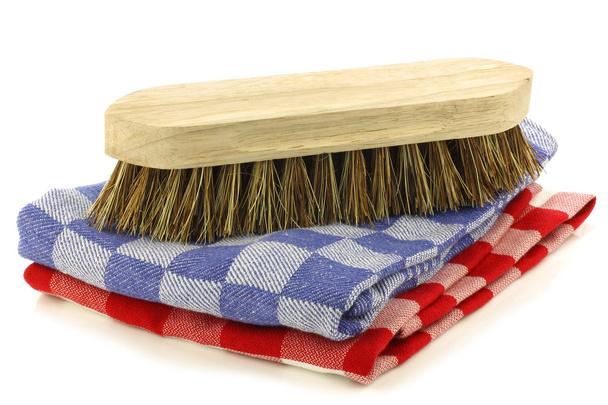 Cepillo doméstico en dos toallas domésticas a cuadros
 - Foto, Imagen