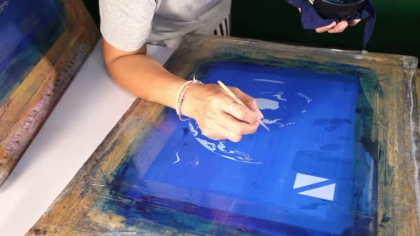 Serigrafía con tinta azul
 - Metraje, vídeo