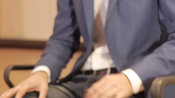 Close up van zakenman maken van handgebaren - Video