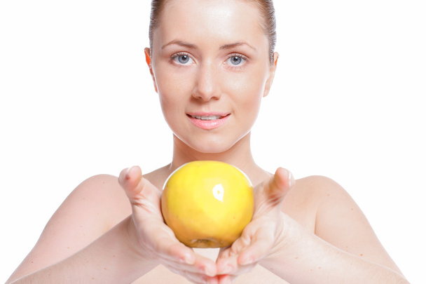 beautiful woman with clear skin holds apple - Foto, afbeelding