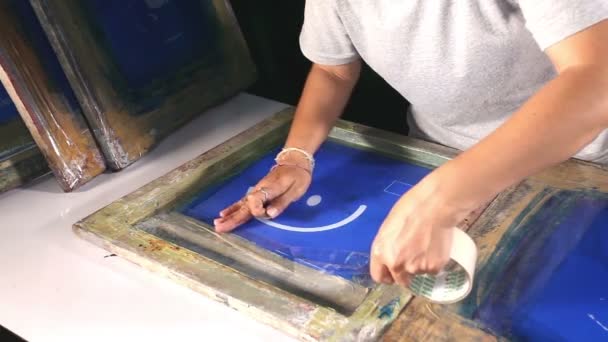 Zeefdruk met blauwe inkt - Video