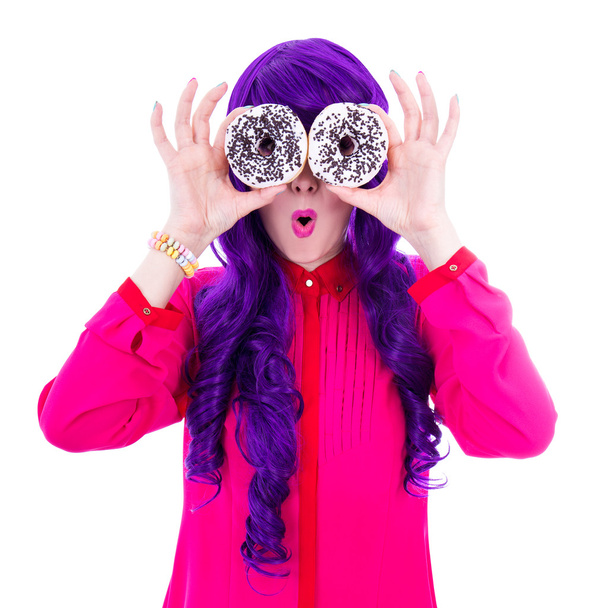 mooie vrouw met paars haar over haar ogen met donuts ik - Foto, afbeelding