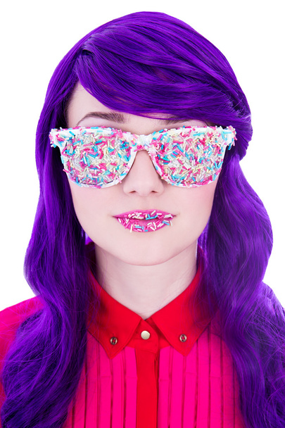 Retrato de hermosa mujer con pelo púrpura y vasos cubiertos - Foto, imagen
