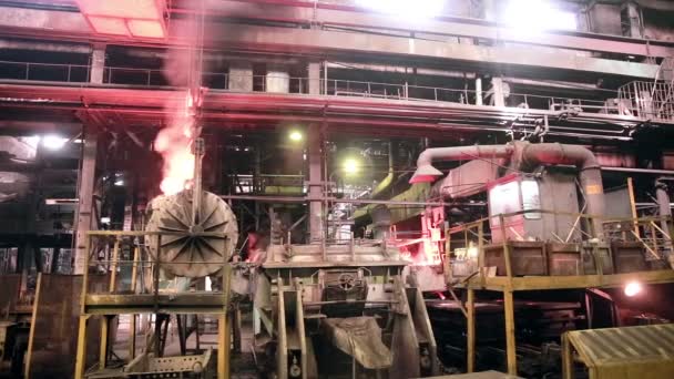 Metallurgische werken, gesmolten metall productie in gieterijen fabriek. - Video