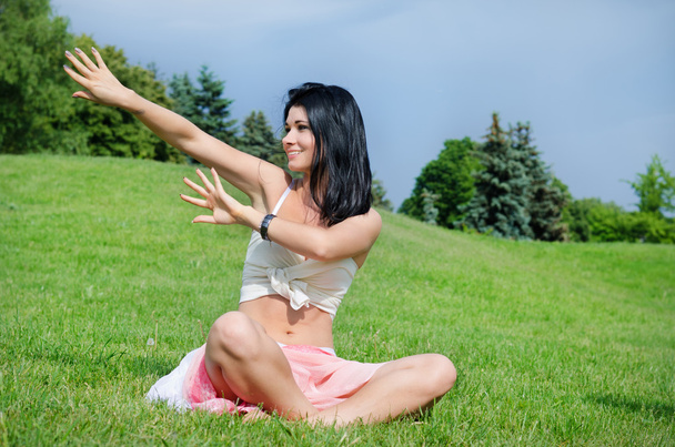 aantrekkelijke vrouw doen yoga - Foto, afbeelding