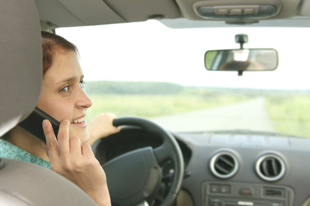 Girl talking on mobile while driving - Fotoğraf, Görsel