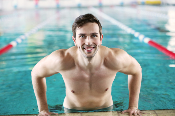 Handsome sporty man in the swimming pool - Foto, Imagem